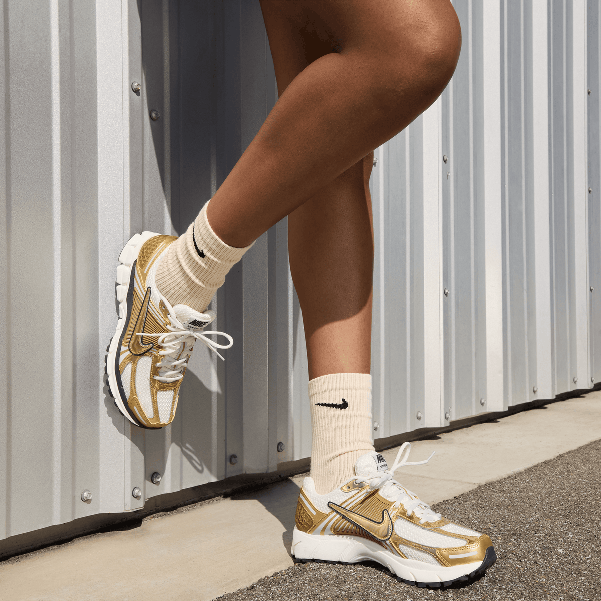 nike-womens-zoom-vomero-5-metallic-gold-shoes-hf7723-001