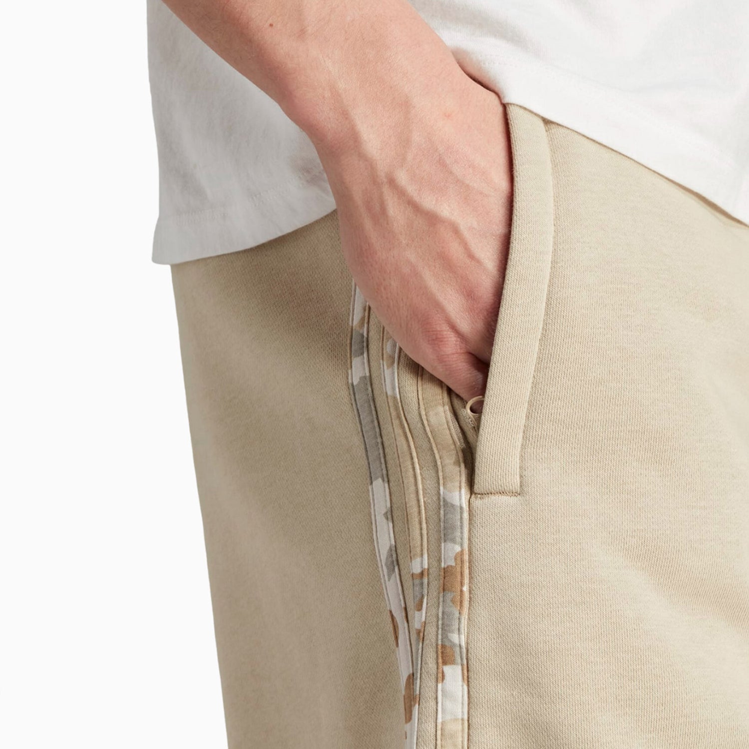 adidas-mens-originals-graphics-camo-outfit-il5119-iu4680