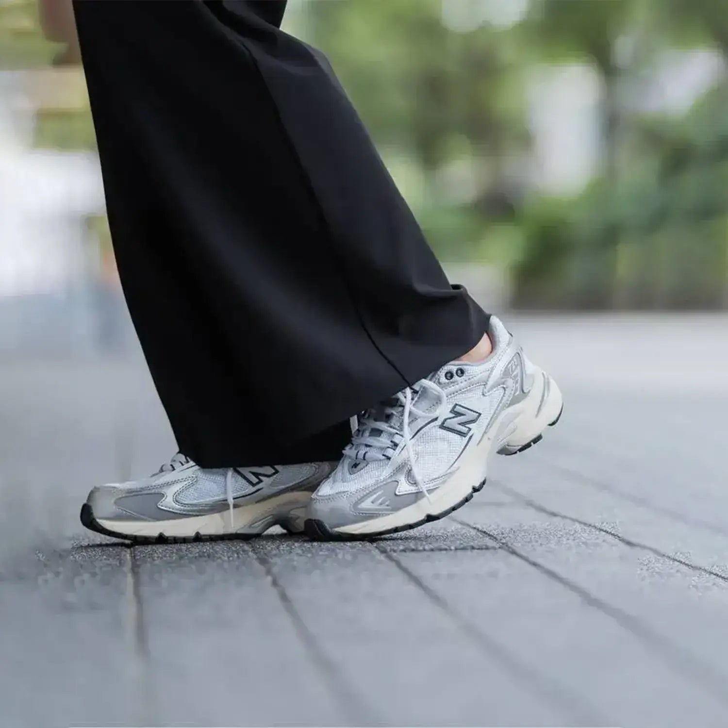 new-balance-mens-725v1-metallic-silver-slate-grey-shoes-ml725cd