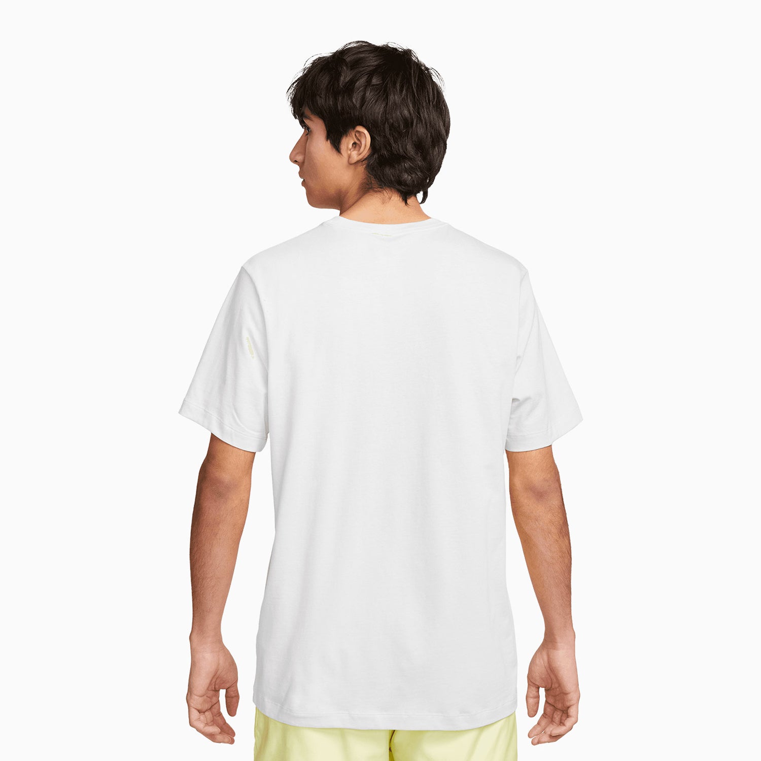 nike-mens-sportswear-t-shirt-and-shorts-outfit-ar4997-101-fb8171-010