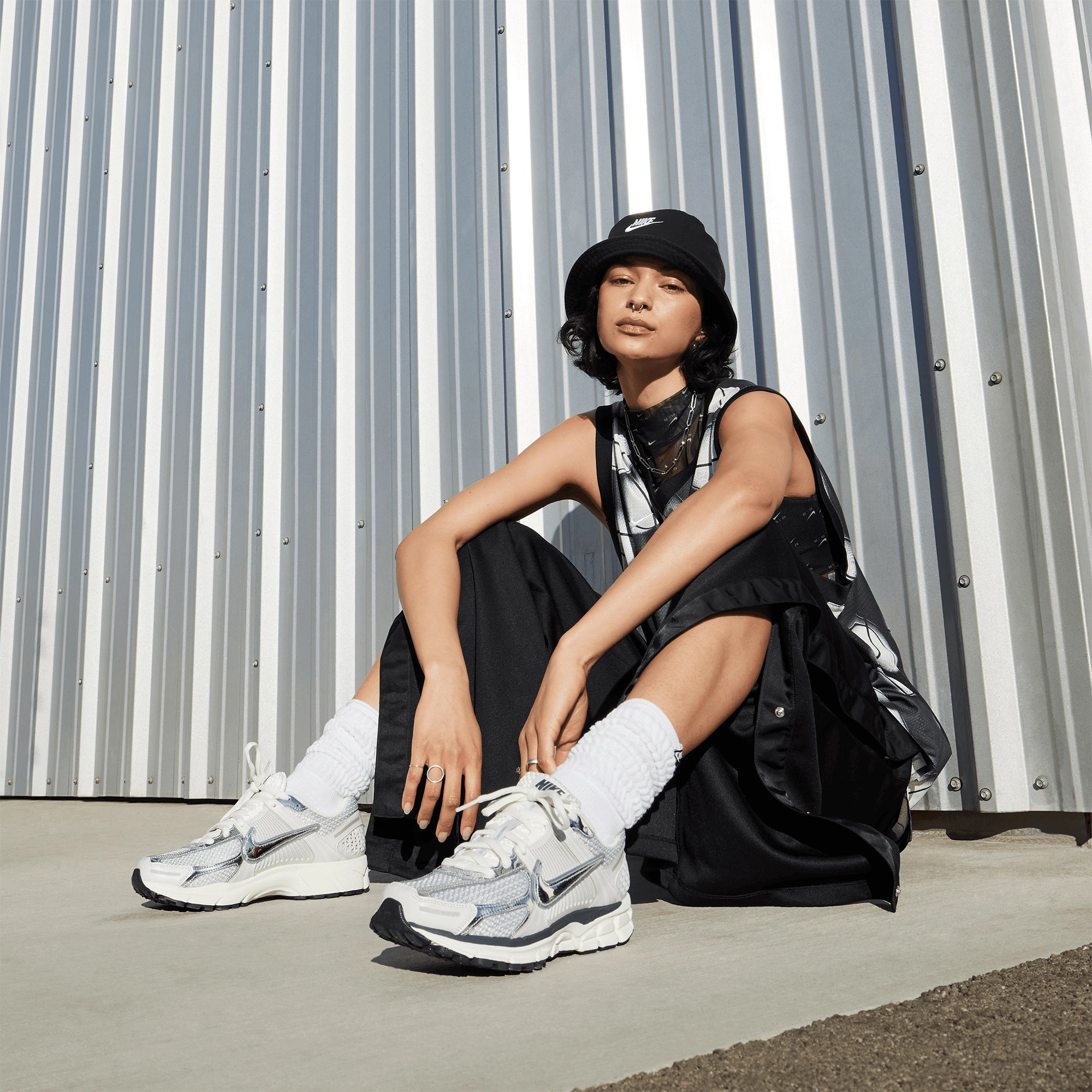 Women's Zoom Vomero 5 "Photon Dust Metallic" Nike - Tops and Bottoms USA