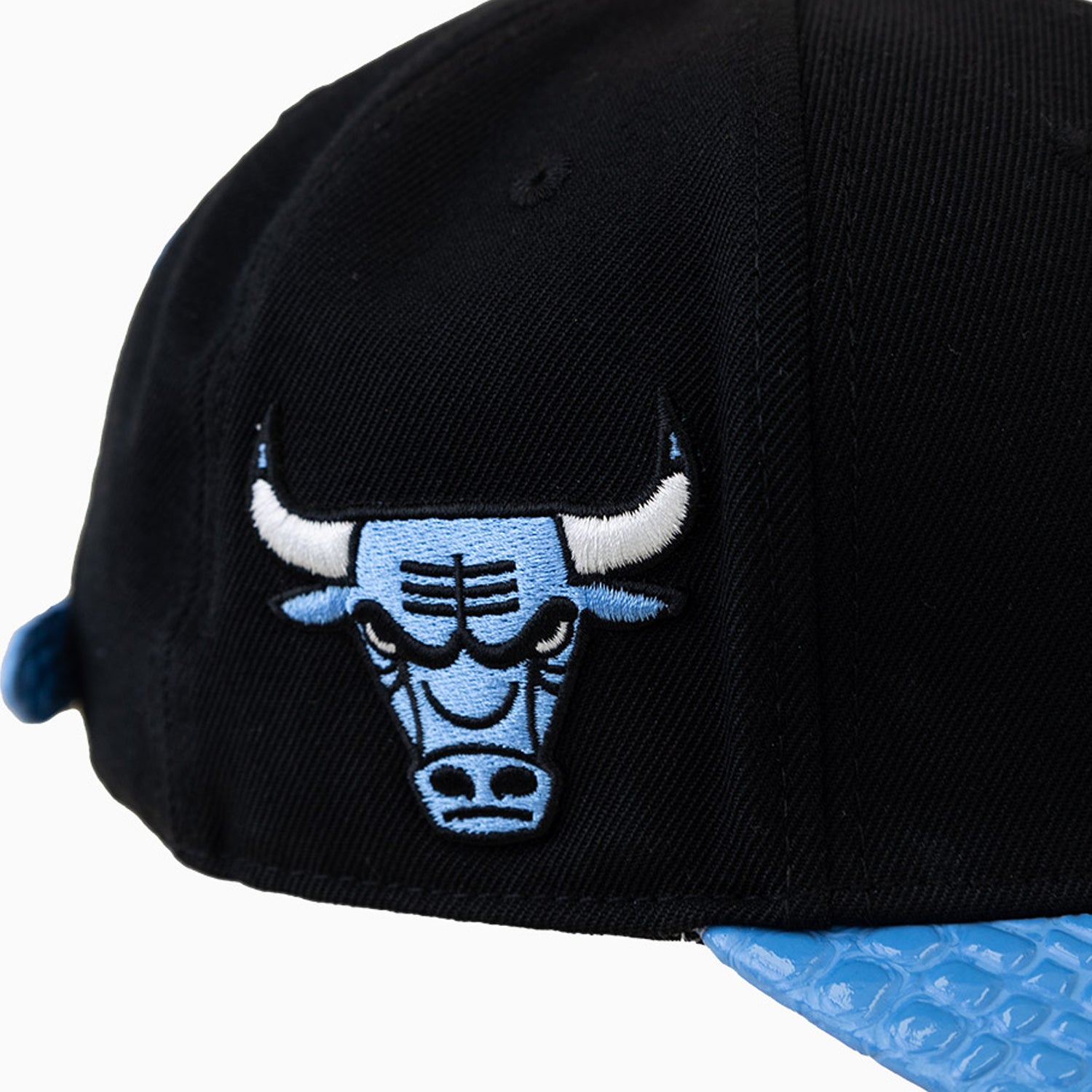 pro-standard-mens-chicago-bulls-nba-leather-visor-wool-snapback-hat-bcb758877-bun