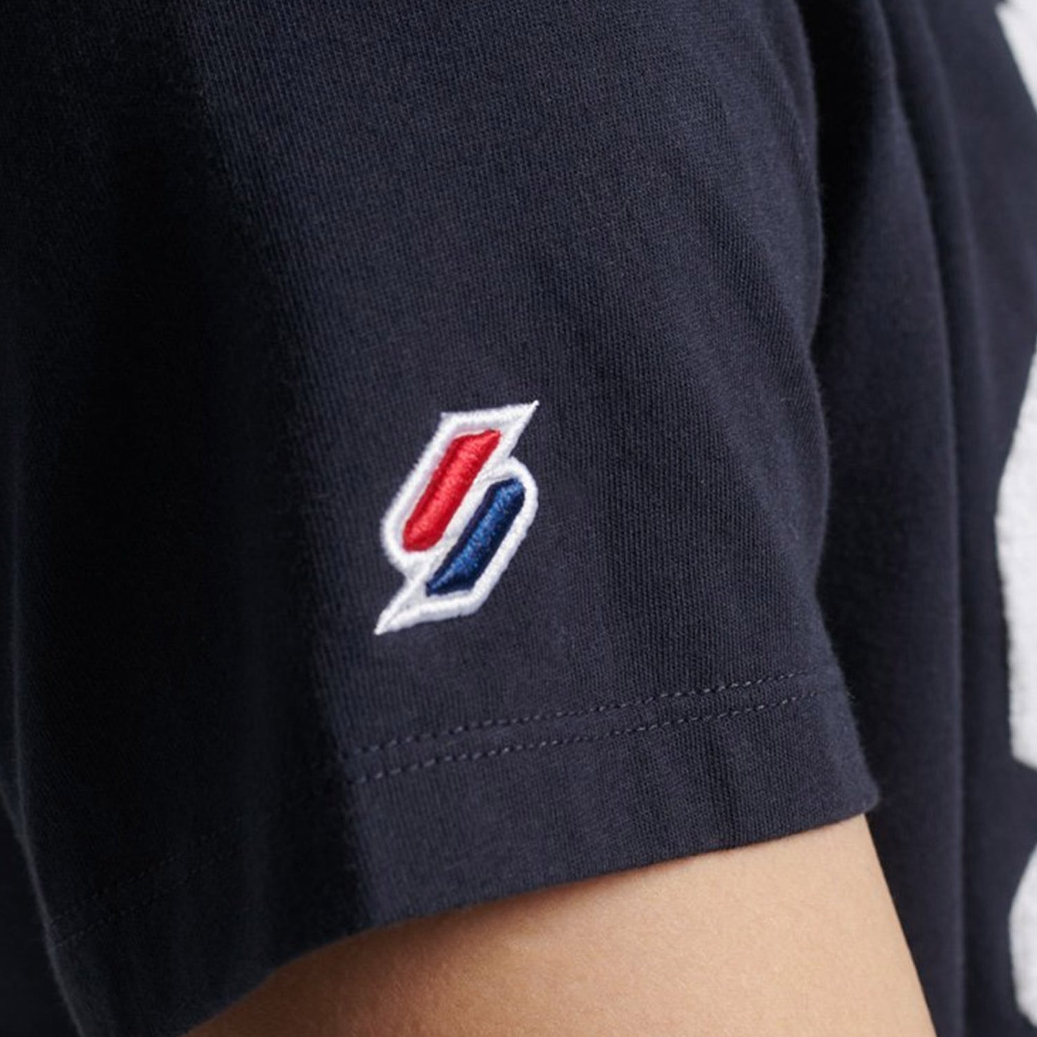 superdry-us-mens-varsity-arch-mono-short-sleeve-t-shirt-m1011137a-jke