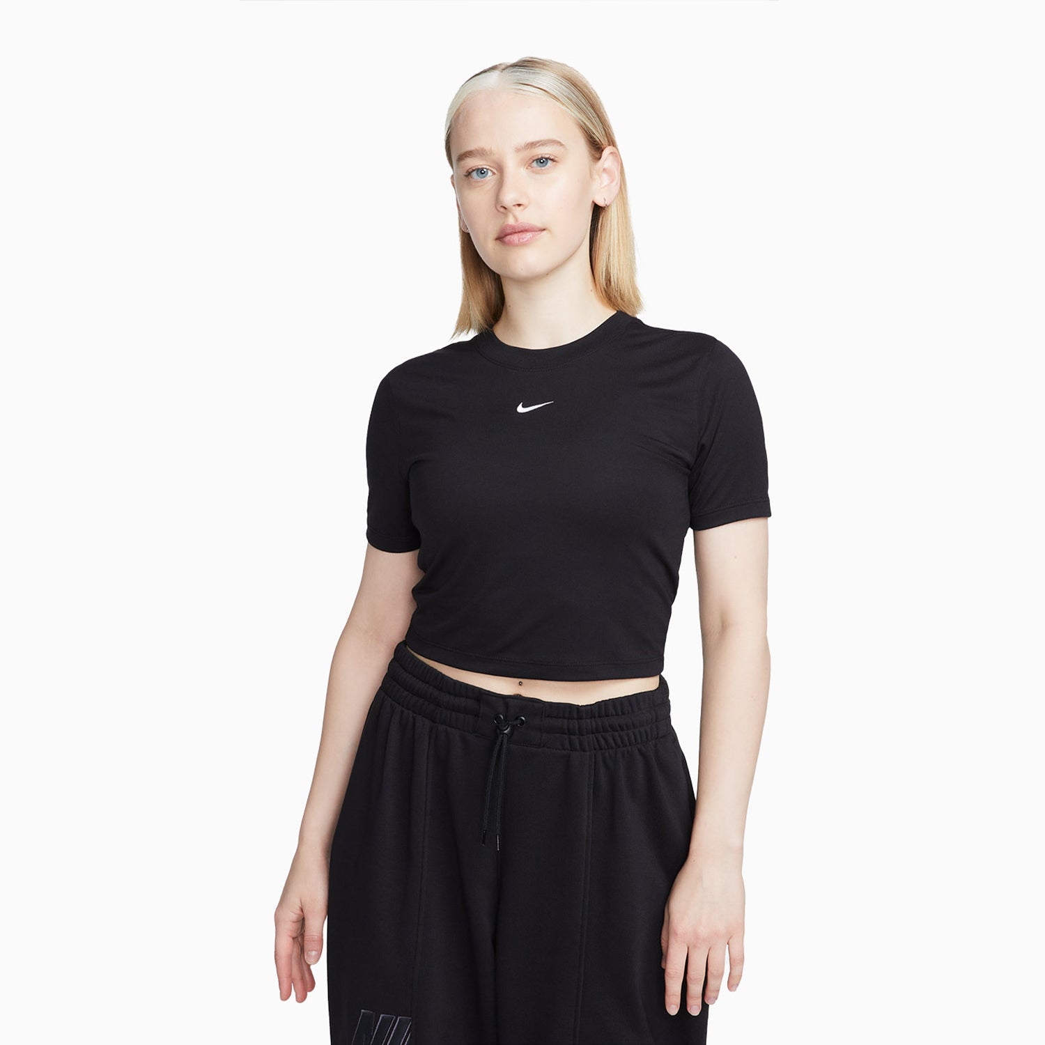 nike-womens-sportswear-essentials-outfit-fb2873-010-cz8526-010