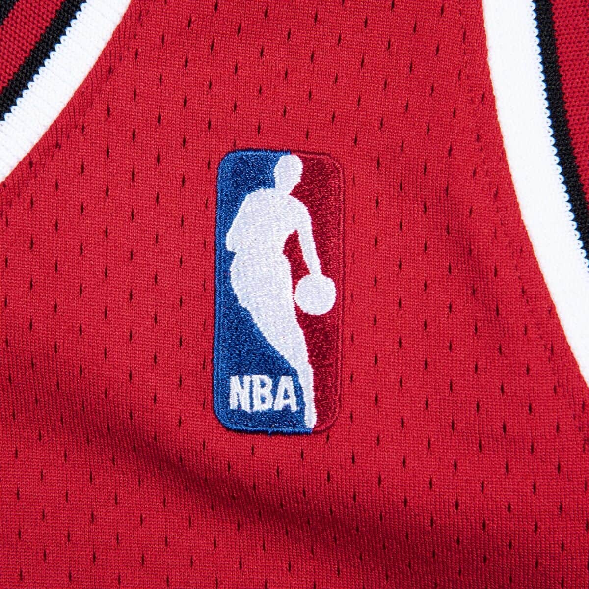 mitchell-and-ness-authentic-michael-jordan-chicago-bulls-road-nba-finals-1997-98-jersey-ajy4cp19016-cbuscar97mjo