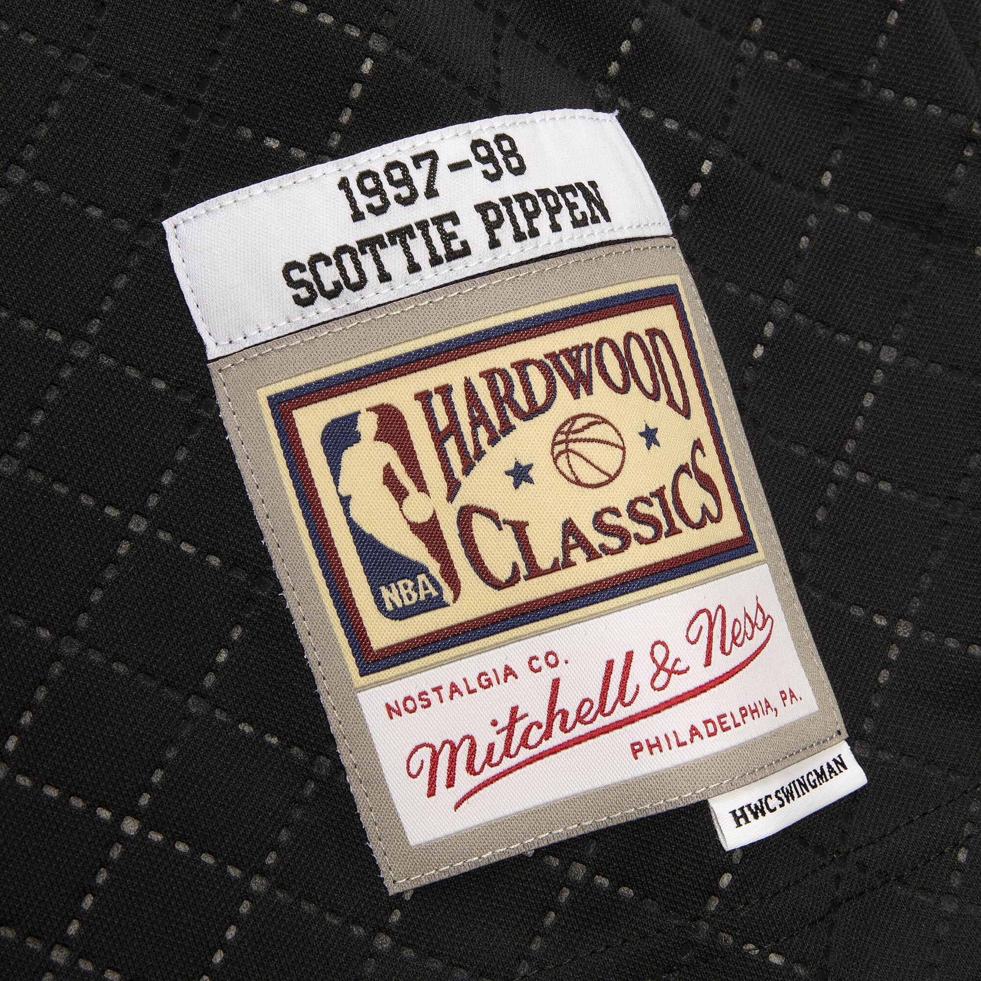mitchell-and-ness-swingman-scottie-pippen-chicago-bulls-neapolitan-nba-1997-98-jersey-smjylf9096-cbublck97spi