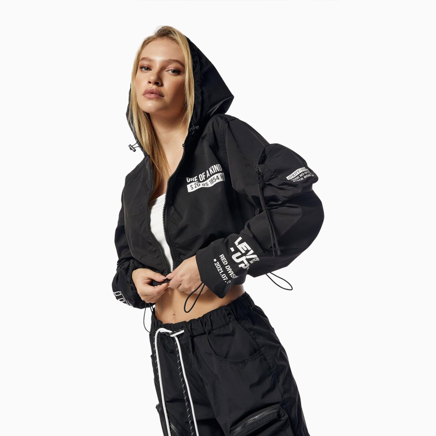 Smoke Rise Women s Utility Graphic Cropped Windbreaker Outfit