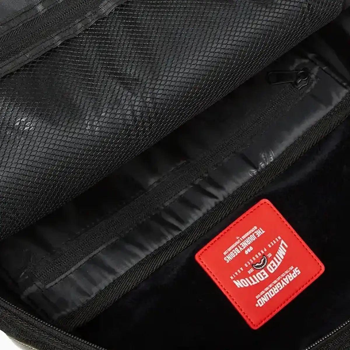 sprayground-black-quilted-irridescent-dlxsv-backpack-b6368-blk