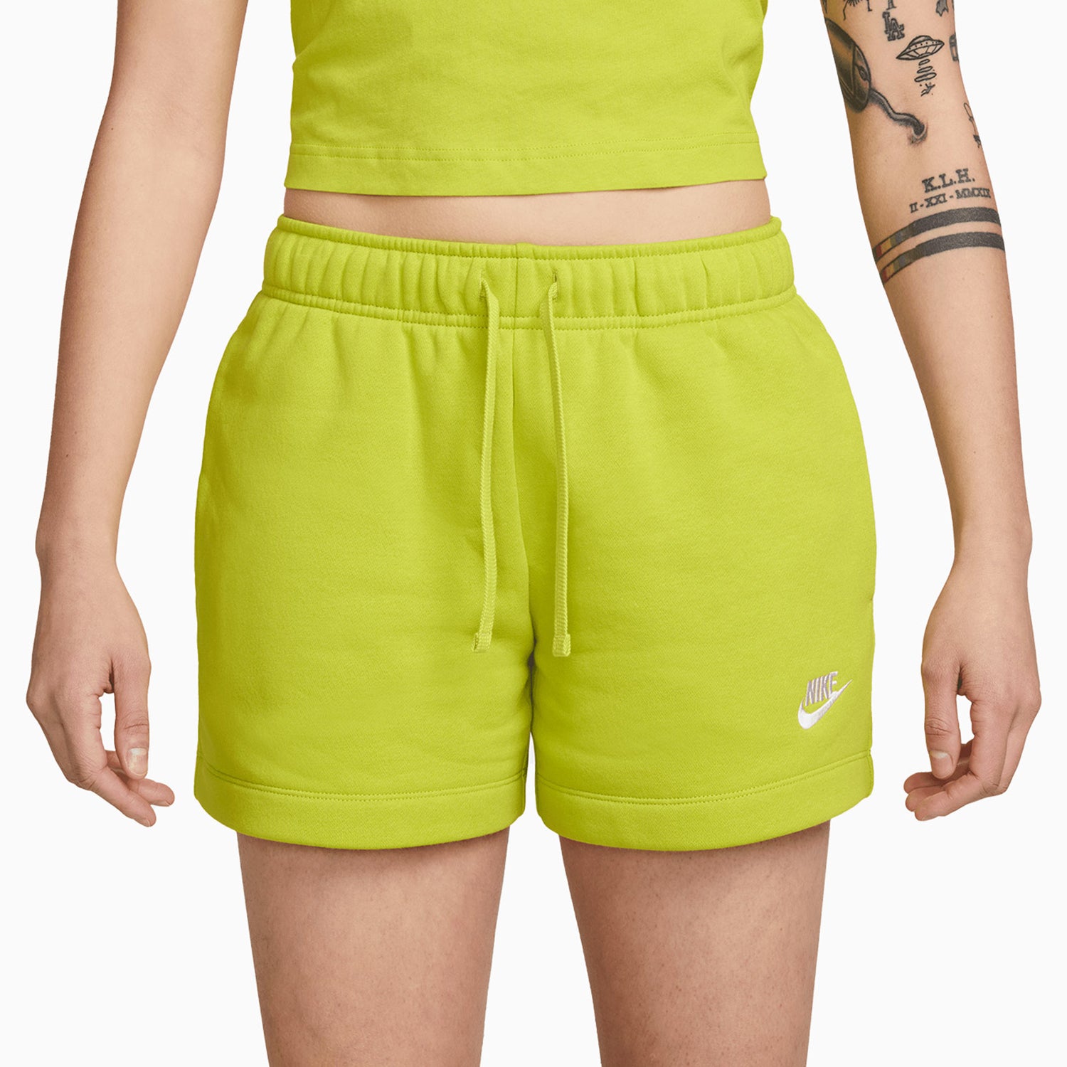 womens-nike-sportswear-club-essentials-t-shirt-and-shorts-outfit-dx7906-308-dq5802-308