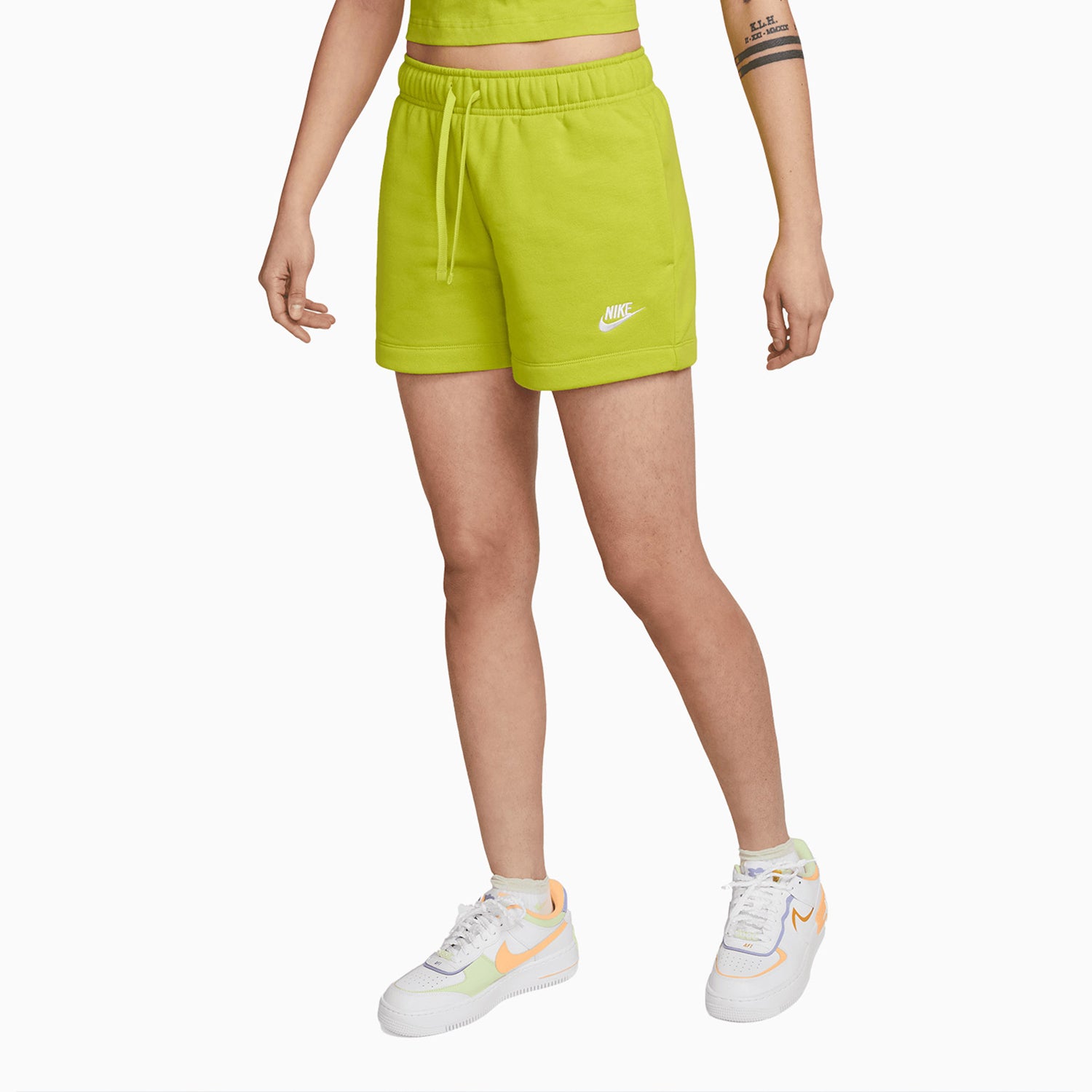 womens-nike-sportswear-club-essentials-t-shirt-and-shorts-outfit-dx7906-308-dq5802-308