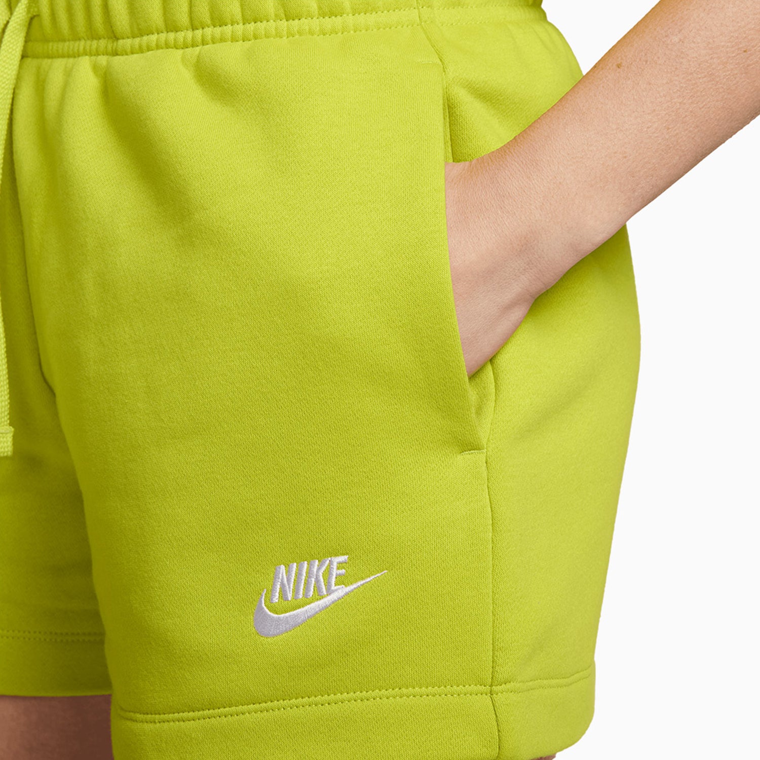 womens-nike-sportswear-club-essentials-t-shirt-and-shorts-outfit-dx7906-308-dq5802-308