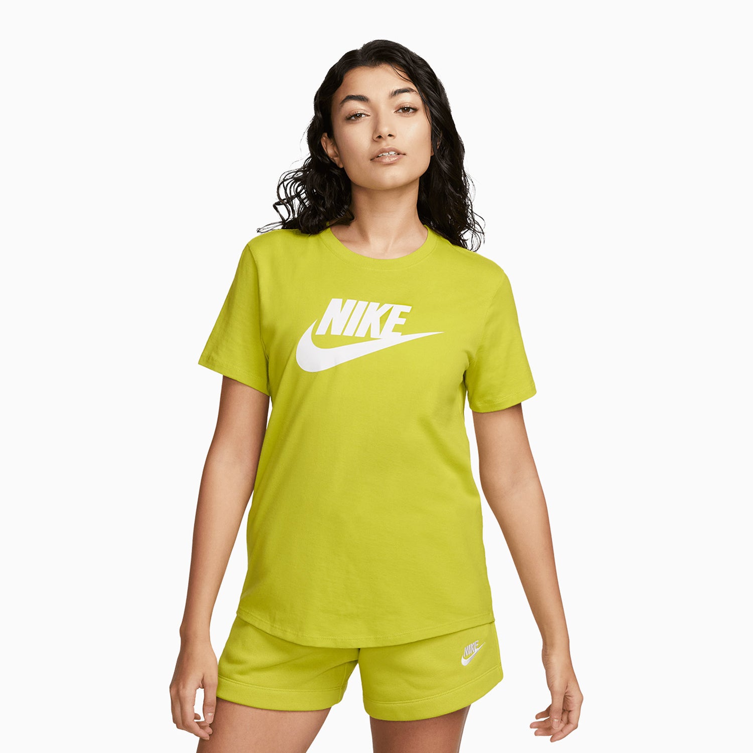 womens-nike-sportswear-club-essentials-t-shirt-and-shorts-outfit-dx7906-308-dq5802-308