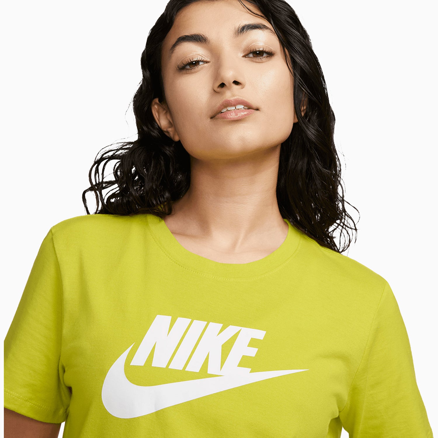 womens-nike-sportswear-club-essentials-t-shirt-and-shorts-outfit-dx7906-308-dq5802-308